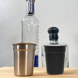 Vaso tequilero de acero inoxidable.