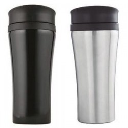 Termo con doble pared de acero inoxidable, tapa hermética enroscable y botón de seguridad para evitar derrames.