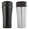 Termo con doble pared de acero inoxidable, tapa hermética enroscable y botón de seguridad para evitar derrames.