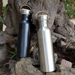 Cilindro de acero inoxidable con detalle de bambú en tapa.