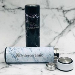 Termo con doble pared de acero inoxidable con acabado tipo mármol. Incluye colador.