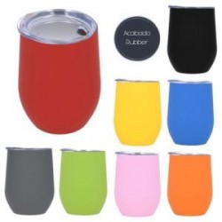 Termo con doble pared de acero inoxidable y acabado rubber. Incluye tapa transparente de cierre a presión.