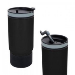 Termo de doble pared con exterior de acero inoxidable e interior de plástico, con silicón remobible y tapa enroscable con boquil