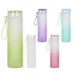 Botella de vidrio para agua con tapa tipo rosca y correa de silicón.