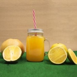 Tarro de vidrio con asa y tapa metálica. Incluye popote rígido.