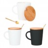 Taza de cerámica con tapa de bambú y cucharilla.