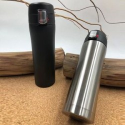 Termo de acero inoxidable con doble pared, tapa que evita derrames. Cuenta con un candado de seguridad en la boca de la botella.