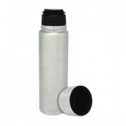 Termo con doble pared de acero inoxidable con sistema push y tapa que se utiliza como vaso.