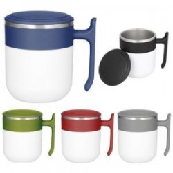 Termo de doble pared con interior de acero inoxidable y exterior de plástico, tapa de cierre a presión y asa de plástico.