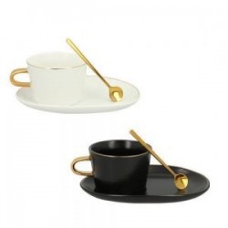 Taza de cerámica con cuchara de acero inoxidable y plato de cerámica.