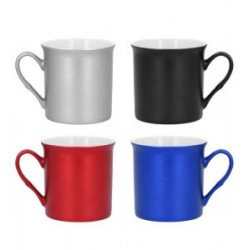 Taza de cerámica con asa y acabado metalizado.