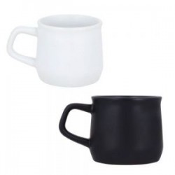 Taza de cerámica con acabado mate y asa rectangular.