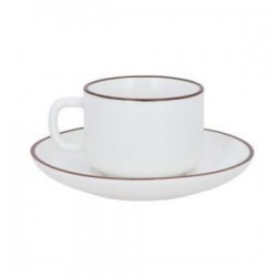 Taza y plato de cerámica con acabado mate.