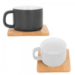 Taza de cerámica con base de bambú cuadrado.