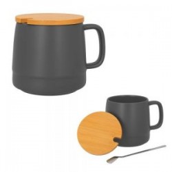 Taza de cerámica acabado mate con tapa de bambú. Incluye cuchara de acero inoxidable.