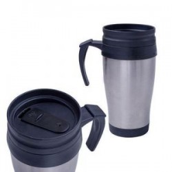 Termo de acero inoxidable con interior de plástico, incluye tapa con rosca que evita derrames y boquilla de seguridad.