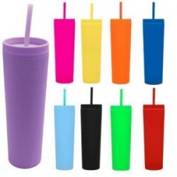 Termo de plástico con doble pared, tapa enroscable y acabado rubber. Incluye popote de plástico.