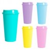 Vaso plástico con colores pastel de una pared con tapa a presión.