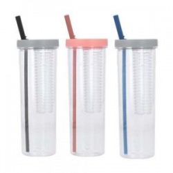 Cilindro de plástico con infusor de frutas y popote.